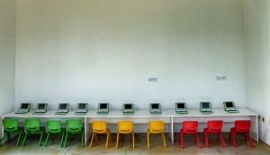 grüne Plan Ceibal Rechner mit bunten Stühlen